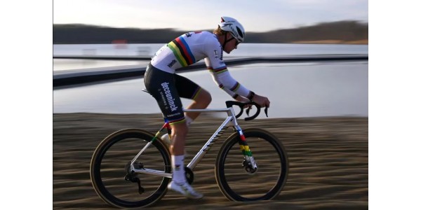 Il ritorno trionfale di Matthew van der Poel, la maglia da ciclismo Alpecin testimonia la sua decima vittoria Il ritorno trionfale di Matthew van der Poel, la maglia da ciclismo Alpecin testimonia la sua decima vittoria